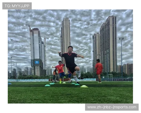 高强度训练下足球营养需求的全方位解析 高强度训练下足球营养需求的全方位解析